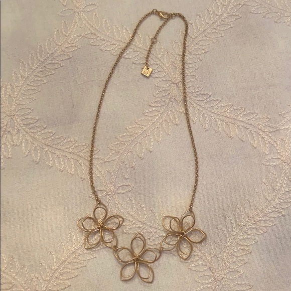 Gold toned Wire flower necklace - Picture 1 of 3